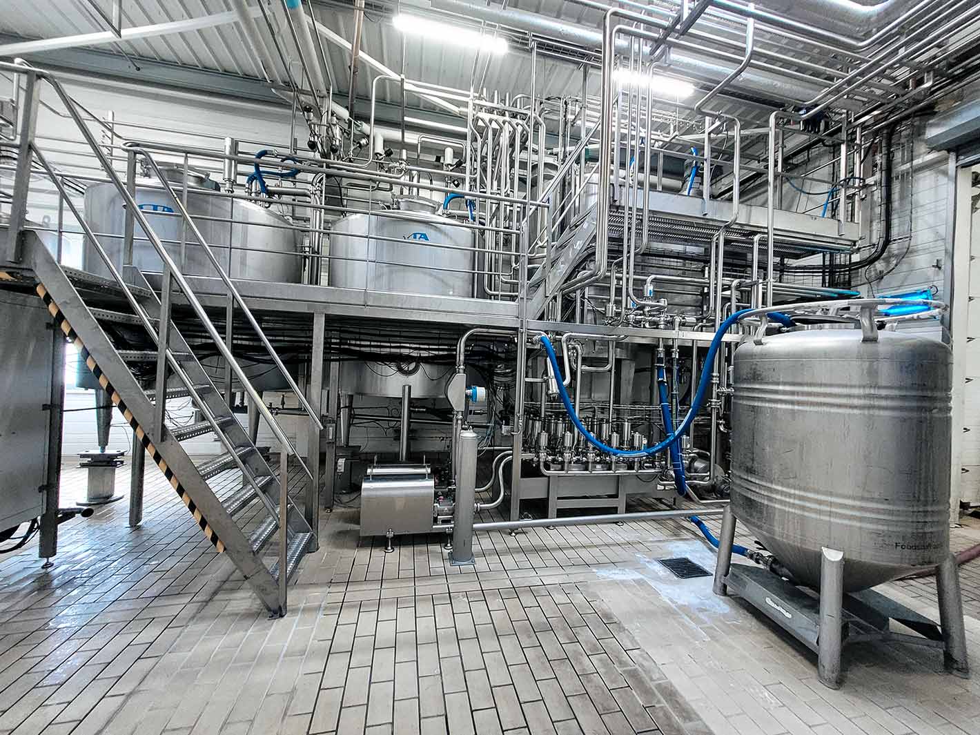 INDUSTRIAL TANL UNLOADING ONTO CAPTELS LOAD CELL