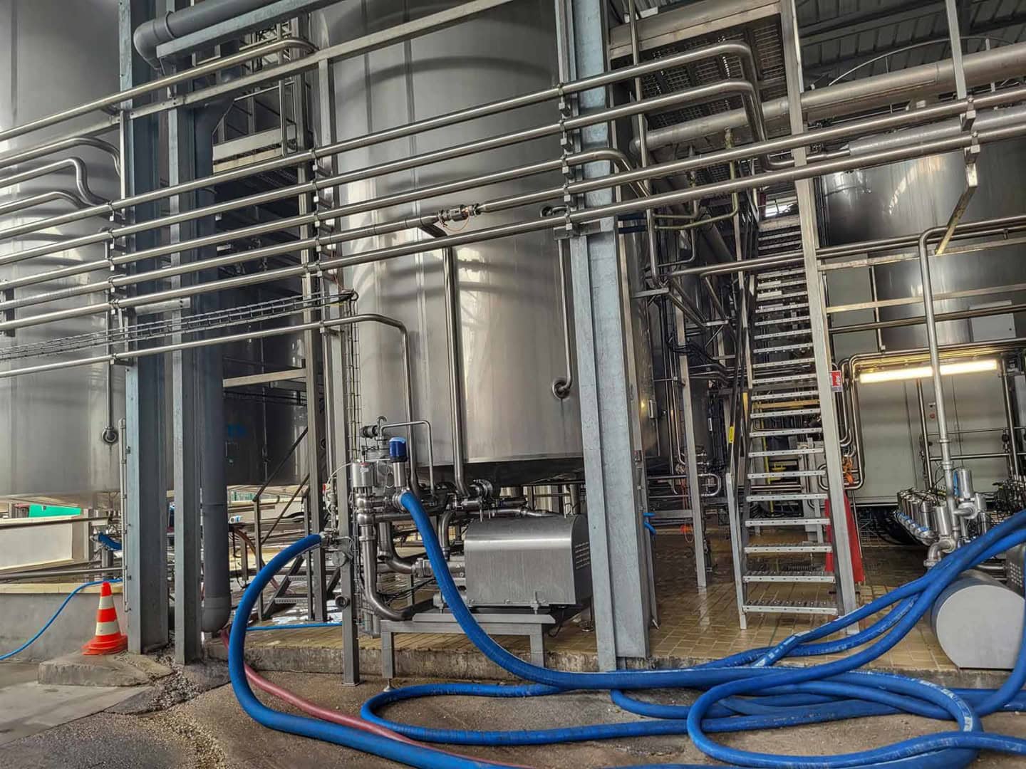 RACCORDEMENT HYDRAULIQUE D'UN GROUPE D'EPALEMENT MOBILE CAPTELS SUR CUVE INDUSTRIELLE POUR ETALONNAGE SUR SITE